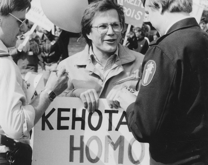 Kehotan homoseksuaalisuuteen -kyltin takavarikointi Setan vapautuspäivillä 16.5.1981.